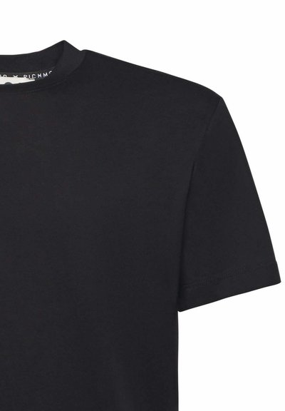 T-shirt nera a maniche corte con collo a giro, realizzata in cotone morbido, con un design pulito e semplice. Nessun motivo o accento visibile.
