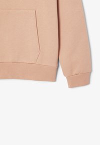 Felpa con cappuccio in morbido tessuto pesca, dotata di una tasca frontale e polsini a costine. Il materiale ha una texture liscia e un design informale.