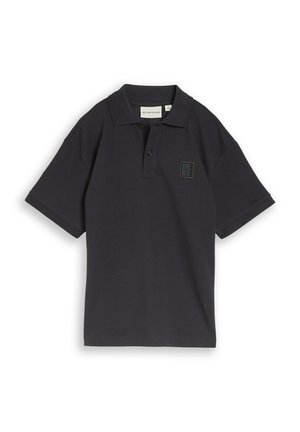 Czarna koszulka polo z krótkim rękawem, kołnierzykiem i dwoma guzikami, z małą kwadratową naszywką z napisem na lewej piersi.