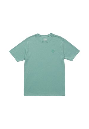Groen T-shirt met korte mouwen en ronde hals met een klein rond logo op de linkerborst, plat gelegd op een witte achtergrond.