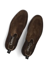 Bruine suède instappers met een ronde neus, elastische zijkanten en een gestructureerde zool. De binnenkant bevat branding en een gevoerde inleg.