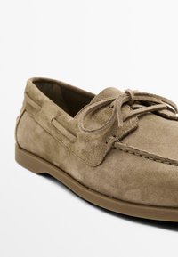 Bruine suède bootschoenen met een ronde neus, veters op de wreef en een contrasterende tan rubberen zool; gladde textuur met gestikte details.
