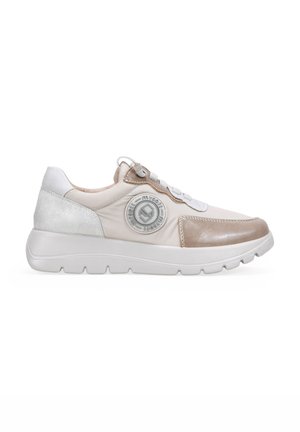 Zapatillas con un diseño en beige claro y plata metálica, materiales texturizados, parte delantera redondeada con cordones, parche de logo y suela acolchada.