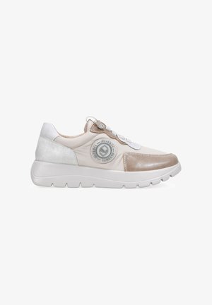 Zapatillas con un diseño en beige claro y plata metálica, materiales texturizados, parte delantera redondeada con cordones, parche de logo y suela acolchada.