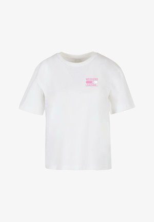 Fehér pamut póló rövid ujjakkal és kerek nyakkivágással, az elülső bal mellen rózsaszín grafikával: "WEEKEND LOADING...".