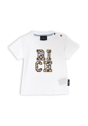 T-shirt bianca a maniche corte con grafica "RICH" in un motivo colorato, due bottoni a pressione sulle spalle e etichetta con marchio sul lato.