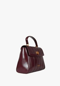Borsa strutturata in pelle bordeaux con design trapuntato verticale, dettagli in metallo dorato e manico corto superiore. Presenta una chiusura a patta.