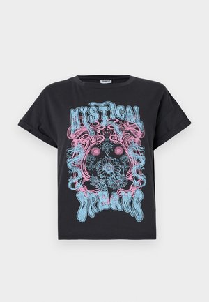 Czarny bawełniany T-shirt o luźnym kroju, z kolorowym nadrukiem w niebieskim i różowym kolorze, z napisem "Mistyczne Marzenia" oraz wzorami kwiatowymi.