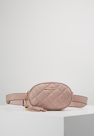 Tikkauksin koristeltu ovaalinmuotoinen vaaleanpunainen nahkainen vyölaukku, jossa säädettävä hihna ja kullanvärinen tupsu, valkoisella pinnalla.