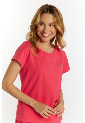 T-shirt z krótkim rękawem, okrągłym dekoltem w jaskrawym różowym kolorze, o gładkiej teksturze z małym logo w lewym górnym rogu.