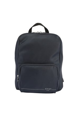 Zaino navy in nylon morbido, con tasca frontale con zip e manico superiore. Logo decorativo in argento lungo il bordo inferiore.