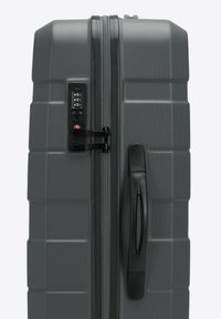 Šedý tvrdý kufr s texturovaným povrchem, kombinační zámek, dvojité zipy a černá rukojeť. Výrazný design s mřížkovým vzorem.