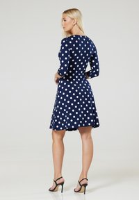 Chelsea Clark FLARED MATERNITY 3/4 SLEEVES - Rochie din jerseu - dark blue/white