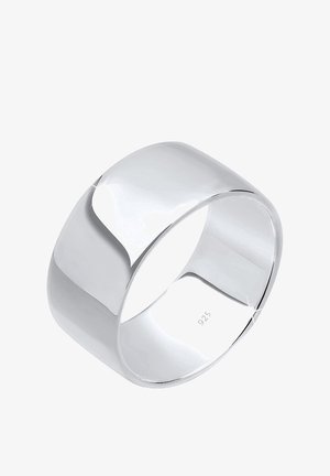 Anello in argento sterling con una finitura liscia e lucida. Design a banda larga con forma arrotondata. Contrassegnato "925" sul lato interno.