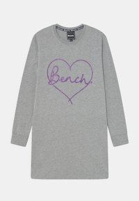 Szara sukienka dresowa z długim rękawem, z sercowym napisem z fioletowego brokatu "Bench". Okrągły dekolt i luźny krój z prążkowanymi mankietami.