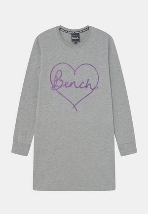 Robe sweat à manches longues grise avec un texte en paillettes violettes en forme de cœur disant "Bench". Col rond et coupe décontractée avec des poignets à côtes.