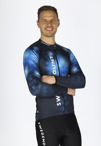 Långärmad cykeltröja i mörkblått med pixelmönster, svarta detaljer och dragkedja framtill. Logotypen "SWEDMOUNT" visas tydligt.