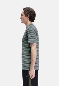 Camiseta de rayas para hombre con cuello redondo, mangas cortas y rayas horizontales en verde y azul marino. La tela parece suave y ajustada.