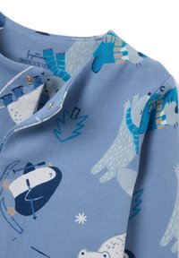 Top in cotone blu con un motivo di animali giocosi, tra cui pinguini e orsi, con chiusura a pressione sul colletto.