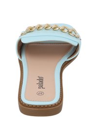 Lichtblauwe slipper met een brede band en gouden kettingaccent. De zool is van textuur bruin, met een gevoerd, beige voetbed.