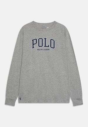Grå langærmet crewneck-shirt med teksten "POLO RALPH LAUREN" i navy foran og lille navy ponylogo nær kanten.