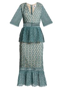 Tyrkysové krajkové šaty s peplum pasem, rozšířenými rukávy a výstřihem do V. Obsahují složité kruhové vzory a zvlněný lem.