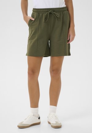Pantaloni scurți de culoare verde măslin, confecționați dintr-un material moale, având o talie elastică cu șnur, buzunare laterale și un croi relaxat.