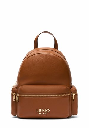 Mochila de cuero marrón con una parte superior redondeada, que cuenta con un bolsillo frontal con cremallera y herrajes en tono dorado. Logotipo mostrado en la parte inferior.