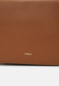 Furla NUVOLA S CROSSBODY - Skulderveske - brown