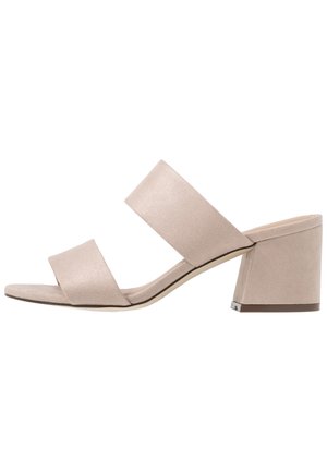 Beige ruskindsandaler med blokhæle og to brede stropper over foden, åben tå-design og en let hæl for ekstra stabilitet.