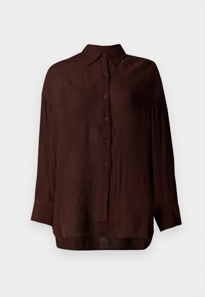Brun, lätt blus med en texturerad yta, knappstängning fram, krage och långa ärmar, med en avslappnad passform och sidoflikar.