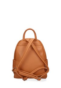 Zaino in pelle tan con superficie texture, parte superiore arrotondata, doppie cinghie e due tasche laterali. Include una maniglia superiore per il trasporto.