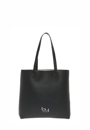 Borsa a tracolla nera realizzata in pelle testurizzata, con due manici robusti, forma rettangolare e un logo argento sulla parte frontale.