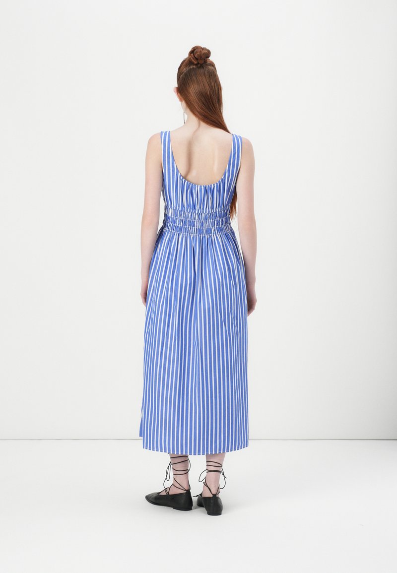 Robe rayée bleu et blanc - France