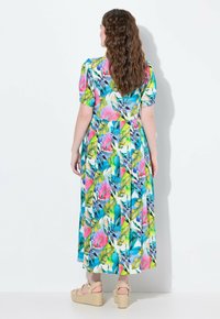 Kwiatowa sukienka maxi z wielokolorowym wzorem składającym się z różowych, zielonych i niebieskich liści, z krótkimi bufkami i luźnym krojem.