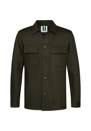 Chemise boutonnée vert foncé en tissu doux, dotée de deux poches poitrine, de manches longues et d'un col classique.