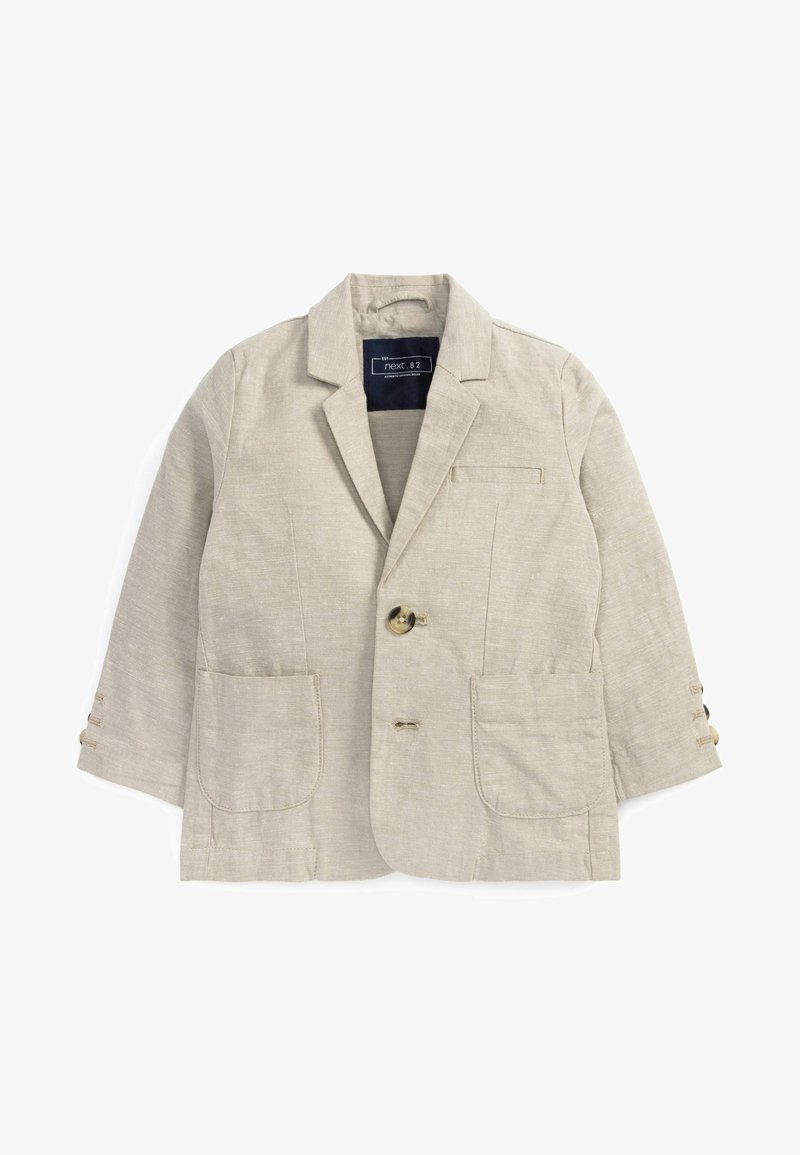 Blazer de lino color beige claro con solapa con muescas, cierre de un solo botón, dos bolsillos frontales y detalle de tres botones en cada manga.