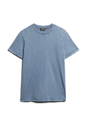 T-shirt bleu clair en tissu doux. Il présente un col rond classique et des manches courtes, avec une finition légèrement texturée.