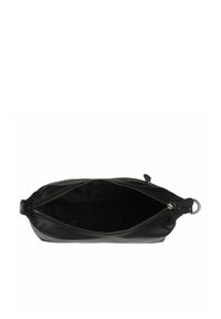 Musta nahkalaukku, jossa on sileä pinta, vetoketju ja hopeiset yksityiskohdat. Auki oleva sisäosa esittelee pehmeän, tumman vuoren.