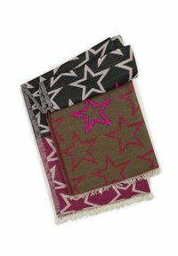 Ensemble de trois écharpes présentant des motifs étoilés. Les couleurs incluent le noir, le vert olive et le rose. Tissu texturé avec des bords frangés.
