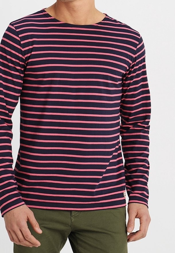 Long-sleeve navy t-shirt with horizontal pink stripes, round neckline, and a straight cut. Soft fabric, minimal branding at the hem.