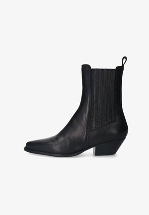 Zwarte lederen enkelboot met een puntige neus, hoekige hak en geribbelde elastische panelen aan de zijkanten. Glad oppervlak en slank ontwerp.