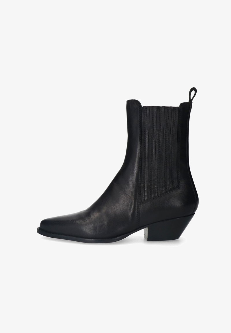 Bottine en cuir noir avec un bout pointu, un talon angulaire et des panneaux élastiques côtelés sur les côtés. Texture lisse et design épuré.