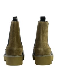 Botines de ante marrón con un panel elástico negro, punta redondeada y suela de goma gruesa. Presenta una pequeña lengüeta negra en la parte trasera.