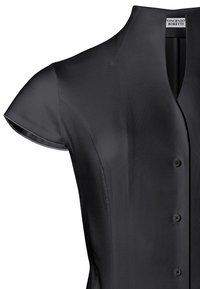 Blusa nera a maniche corte con una finitura testurizzata, colletto slim e sei bottoni frontali. Design pulito e sartoriale con una silhouette strutturata.
