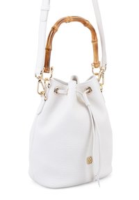 Sac seau en cuir blanc avec une poignée en bambou, accents en matériel doré et fermeture à cordon. Surface douce et texturée avec un logo décoratif.