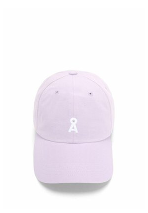 Casquette de baseball violet clair avec un petit logo blanc ressemblant à la lettre "A" avec un cercle au-dessus, au centre avant.