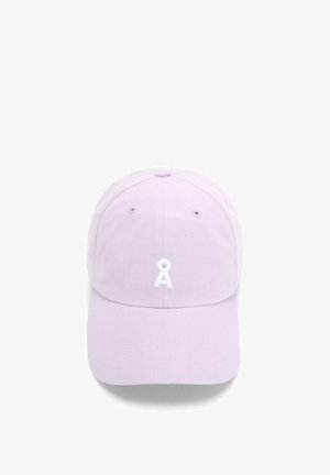Lichtpaarse baseballpet met een klein wit logo dat lijkt op de letter "A" en een cirkel erboven in het midden aan de voorkant.