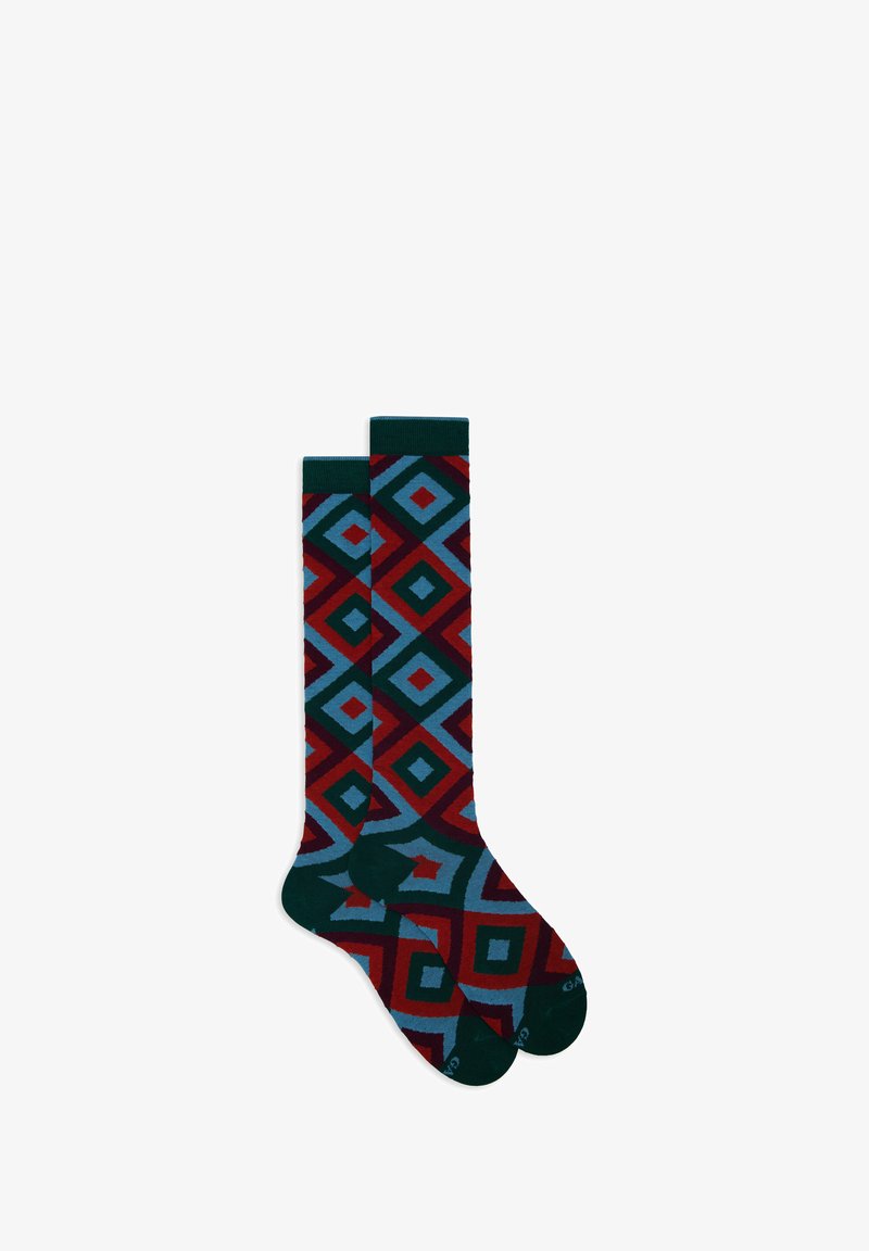 Kniestrümpfe mit geometrischem Muster in Rot, Blau und Grün. Hergestellt aus einem weichen Material mit einem festen grünen Bund und Zehen.