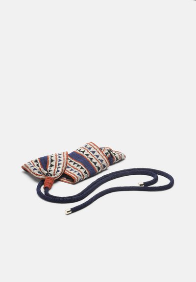 Sac bandoulière tricoté avec des motifs géométriques bleus, blancs, noirs et orange, et une longue bandoulière tressée marine avec des embouts en métal.